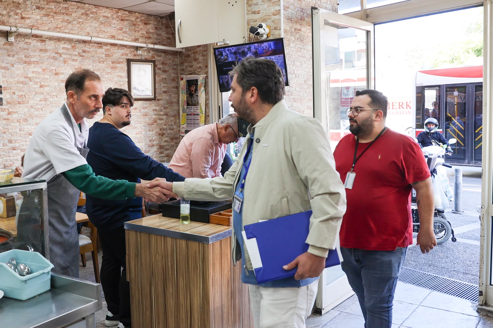 Buca Belediyesi Dünya Çevre Sağlığı Günü’nde iki yeni saha ekibi kurdu