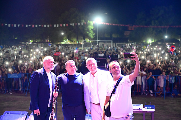 Kırkağaç’ta kurtuluş yıl dönümü ve kavun festivali kapsamında konser düzenlendi