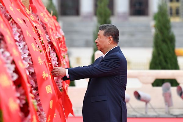 Xi, Şehitler Günü’nde ulusal kahramanları andı