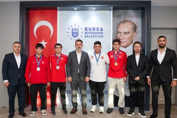 Başkan Vekili Biba, madalyalı güreşçileri ağırladı