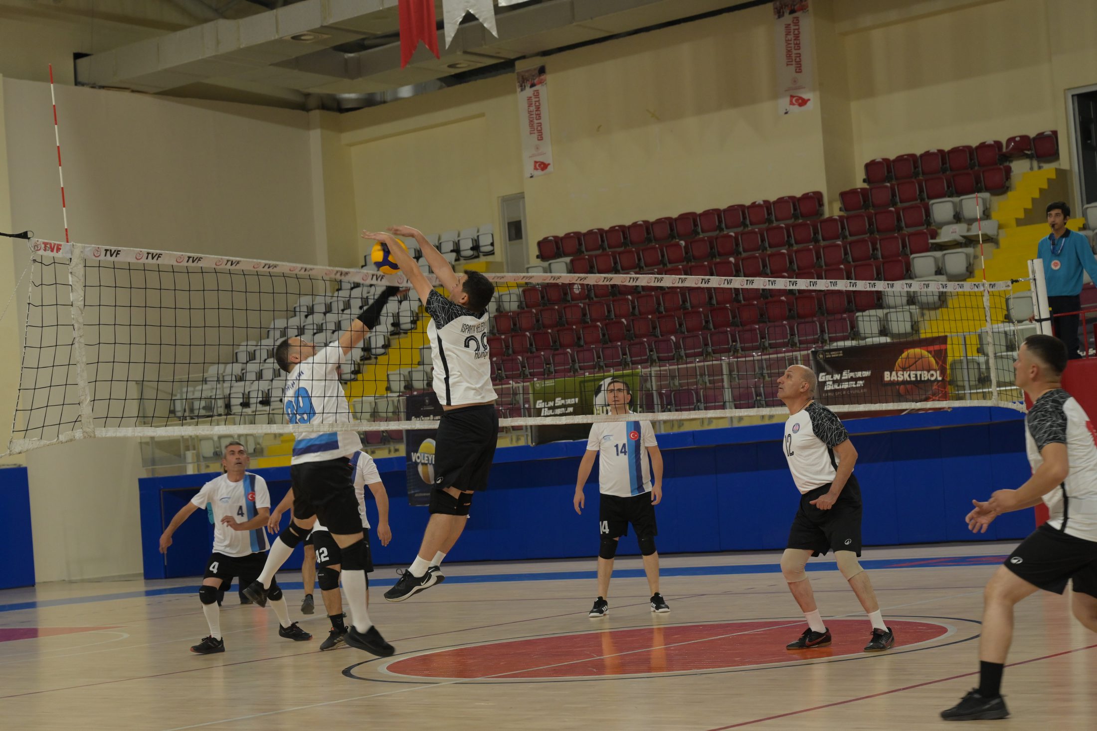 Isparta Belediyesi Voleybol Takımı 2-0 galip geldi