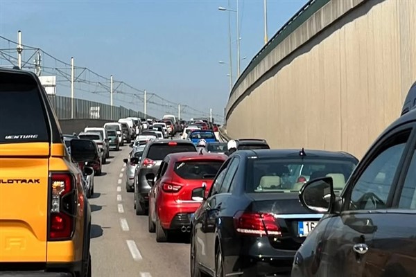 Mudanya yolunda trafik yoğunluğu