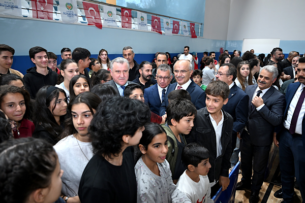 Gençlik ve Spor Bakanı Bak, Melekbaba Spor Kompleksi’nde incelemeler yaptı