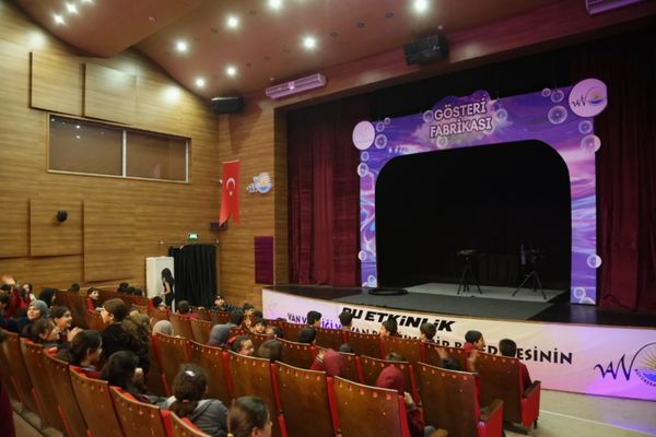 Van’da çocuklar baloncuk gösterisiyle buluşuyor