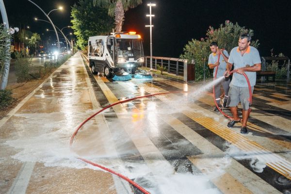 Alanya’da yol yıkama çalışmaları sürüyor