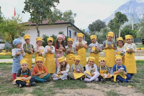 Konyaaltı’nda minik eller zeytinleri sofraya hazırladı