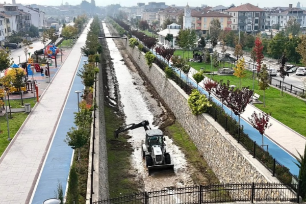 Kanal İnegöl’de temizlik çalışması başlatıldı