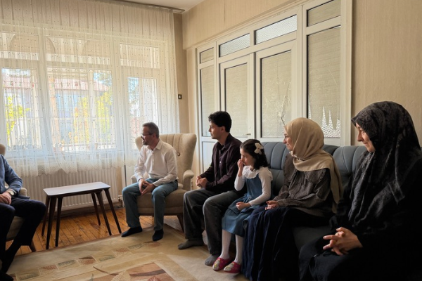 Başkan Altay, umreye giden Yarış ailesini ziyaret etti